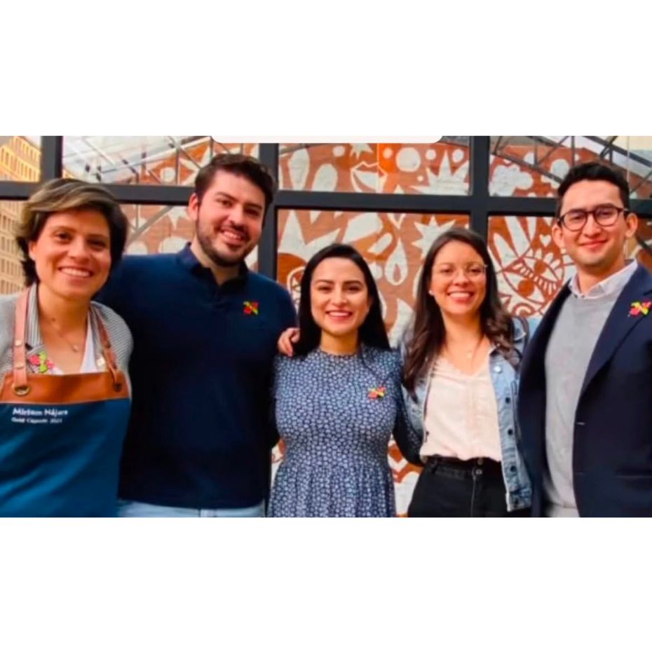 Equipo Nespresso luciendo pines