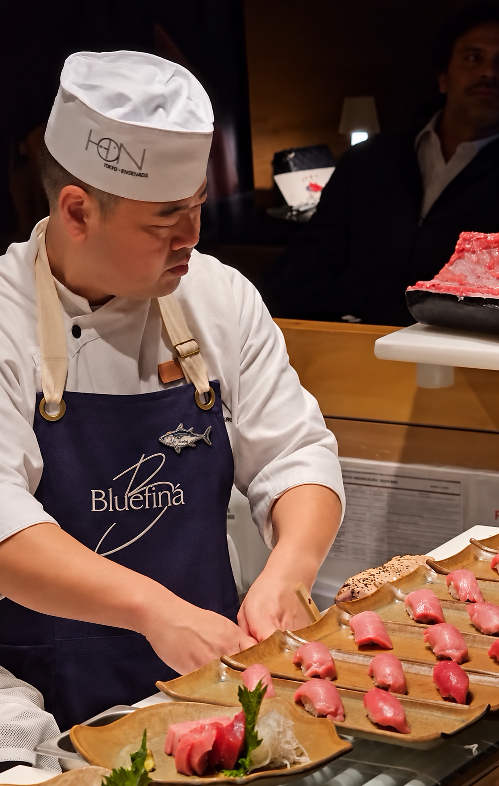 Chef de Sushi con Tuna y Pin Azulfiná